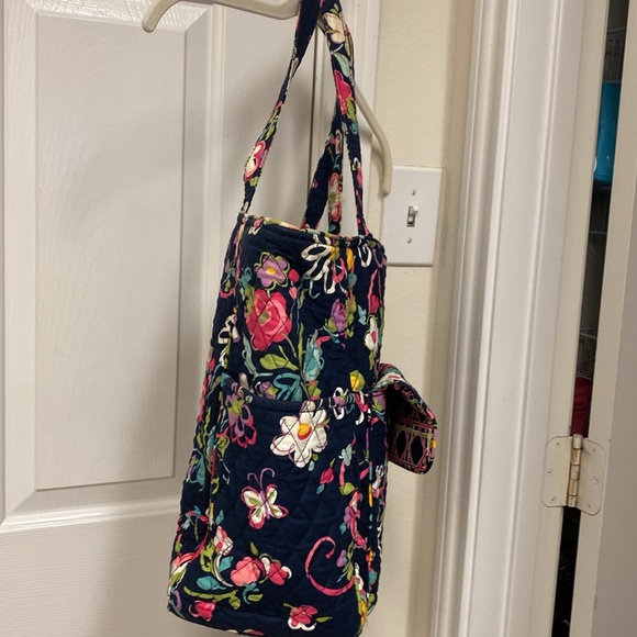 Vera Bradley tow bag with turnbuckle on front with pocket - Picture 3 of 4